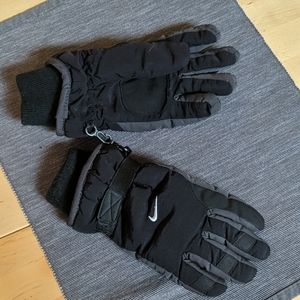 Nike boys winter gloves, size 8-20